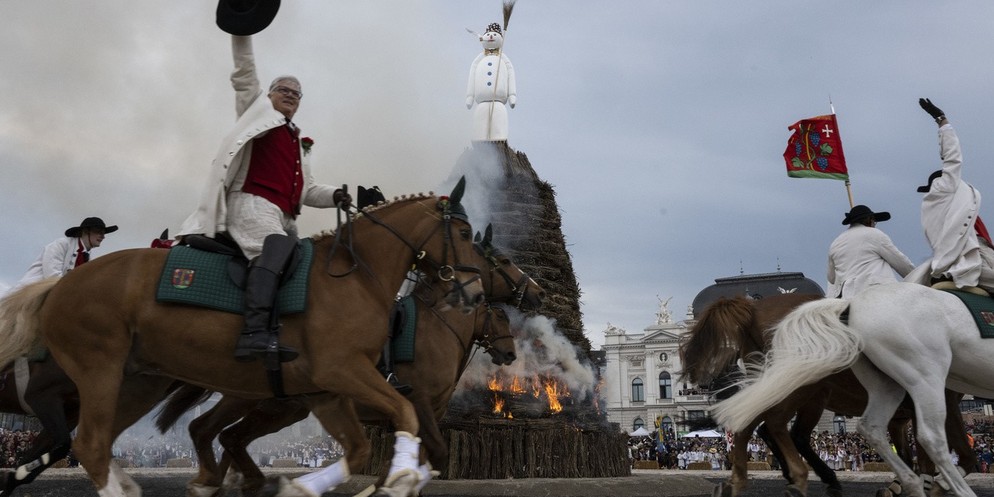 Der frühe Vogel fängt den Wurm. Dies gilt auch für den Böögg-Aufbau auf dem Sechseläutenplatz. Bereits in den frühen Morgenstunden wurde der Böögg geliefert und aufgestellt. Um 18 Uhr wird er dann ver ...