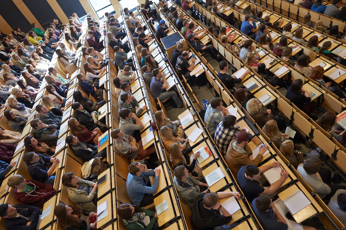 ARCHIV - 10.04.2014, Rheinland-Pfalz, Koblenz: Studenten sitzen bei der Erstsemesterbegr