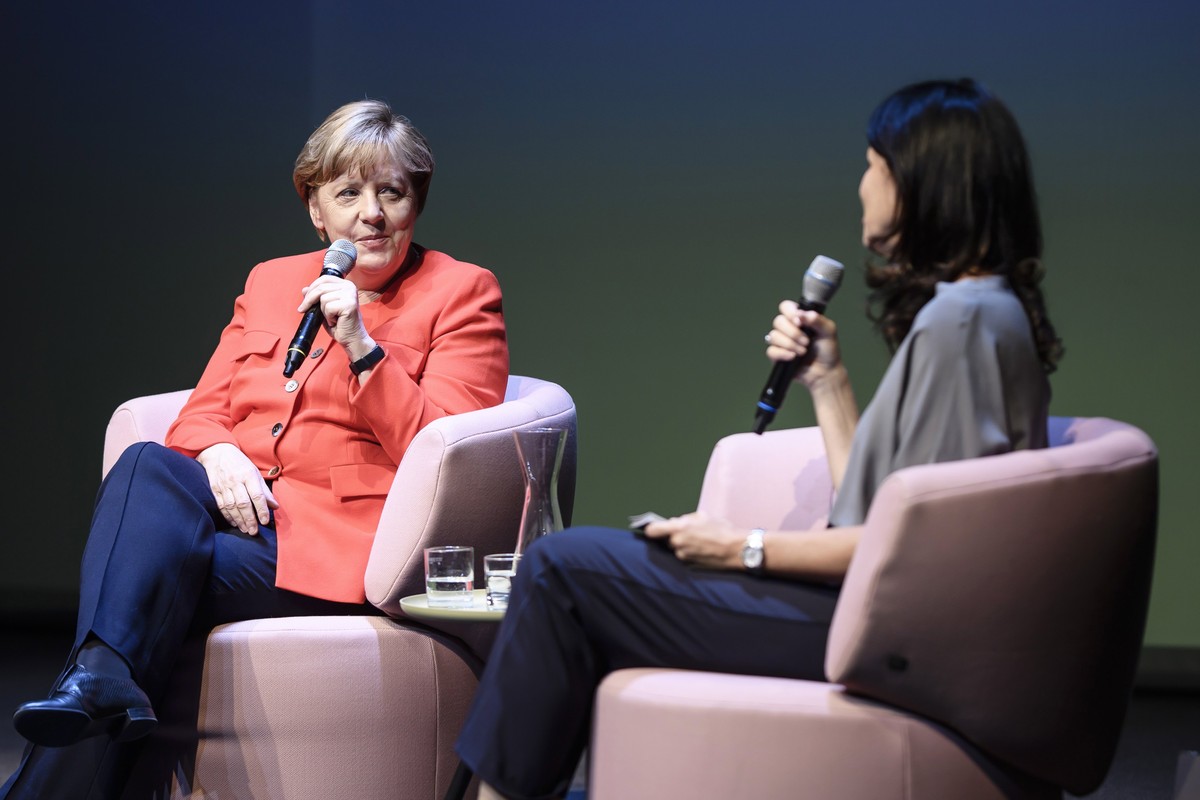 epa06051631 German Chancellor Angela Merkel (L) talks with the Chief Editor of Brigitte Magazine, Brigitte Huber (R) during the 'Brigitte talking' event in Berlin, Germany, 26 June 2017. Mer ...