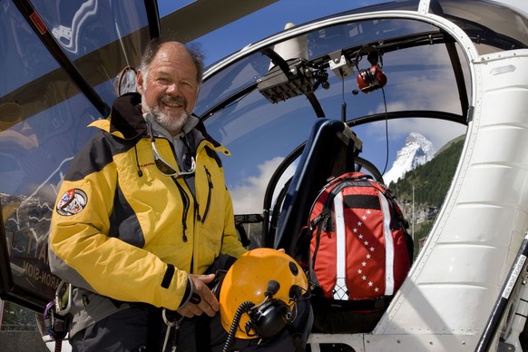 Bruno Jelk in seinem Rettungshelikopter der Bergrettung Zermatt. Im Hintergrund das Matterhorn.