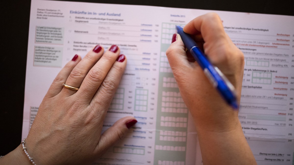 A married woman fills in details as to income made domestically and internationally in a Swiss tax return, photographed in Zurich, Switzerland, on February 3, 2016. (KEYSTONE/Gaetan Bally)

Eine ver ...