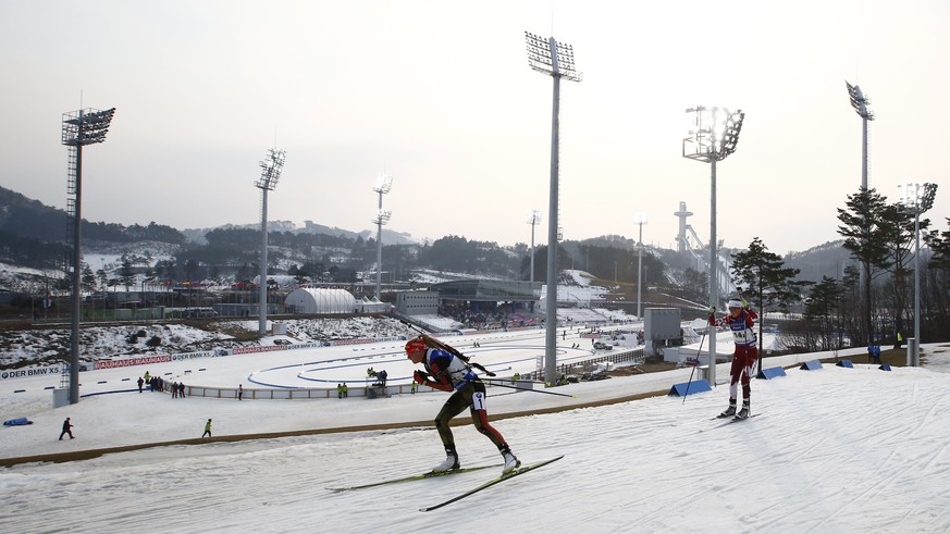 epa05830671 Maren Hammerschmidt (L) of German team, in action during the women&#039;s Relay 4x6km race of the BMW IBU Biathlon World Cup in PyeongChang, Gangwon-do, South Korea, 05 March 2017. EPA/JEO ...