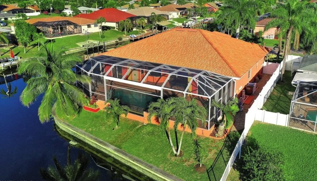 L'ex-cadre des CFF avait acheté avec son épouse de l'époque une maison en Floride pour 480 000 dollars. Des photos tirées d'une annonce immobilière qu'il a publiée témoignent de so ...
