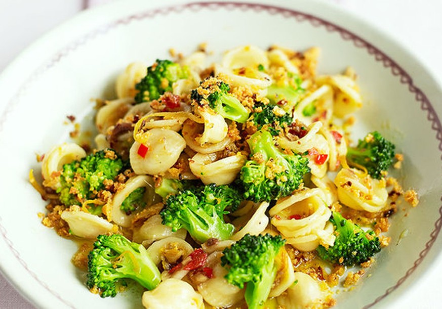 orechiette con broccoli acciuge sardellen brokkoli pasta italienisch http://www.jamiemagazine.it/it/recipe/117-orecchiette-con-broccoli-acciughe-e-limone