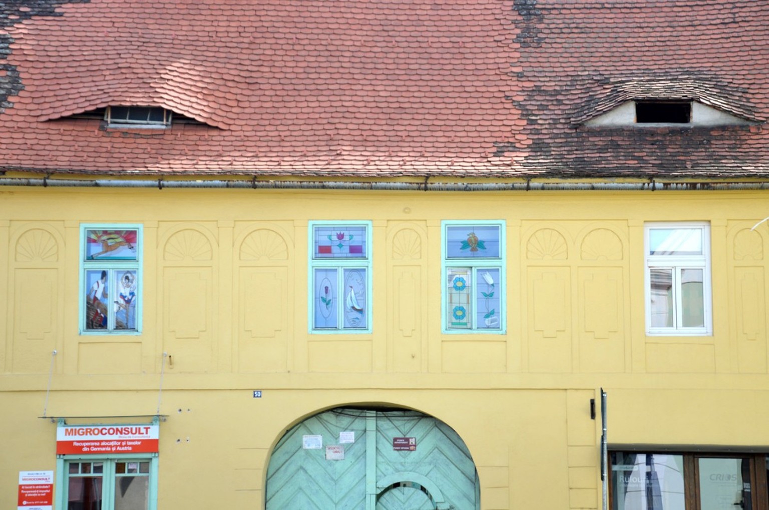 Man sagt die Stadt Sibiu in Rumänien haben 1000 Augen. Durch die vielen Fenster mit Vordach fühlt man sich hier immer beobachtet.