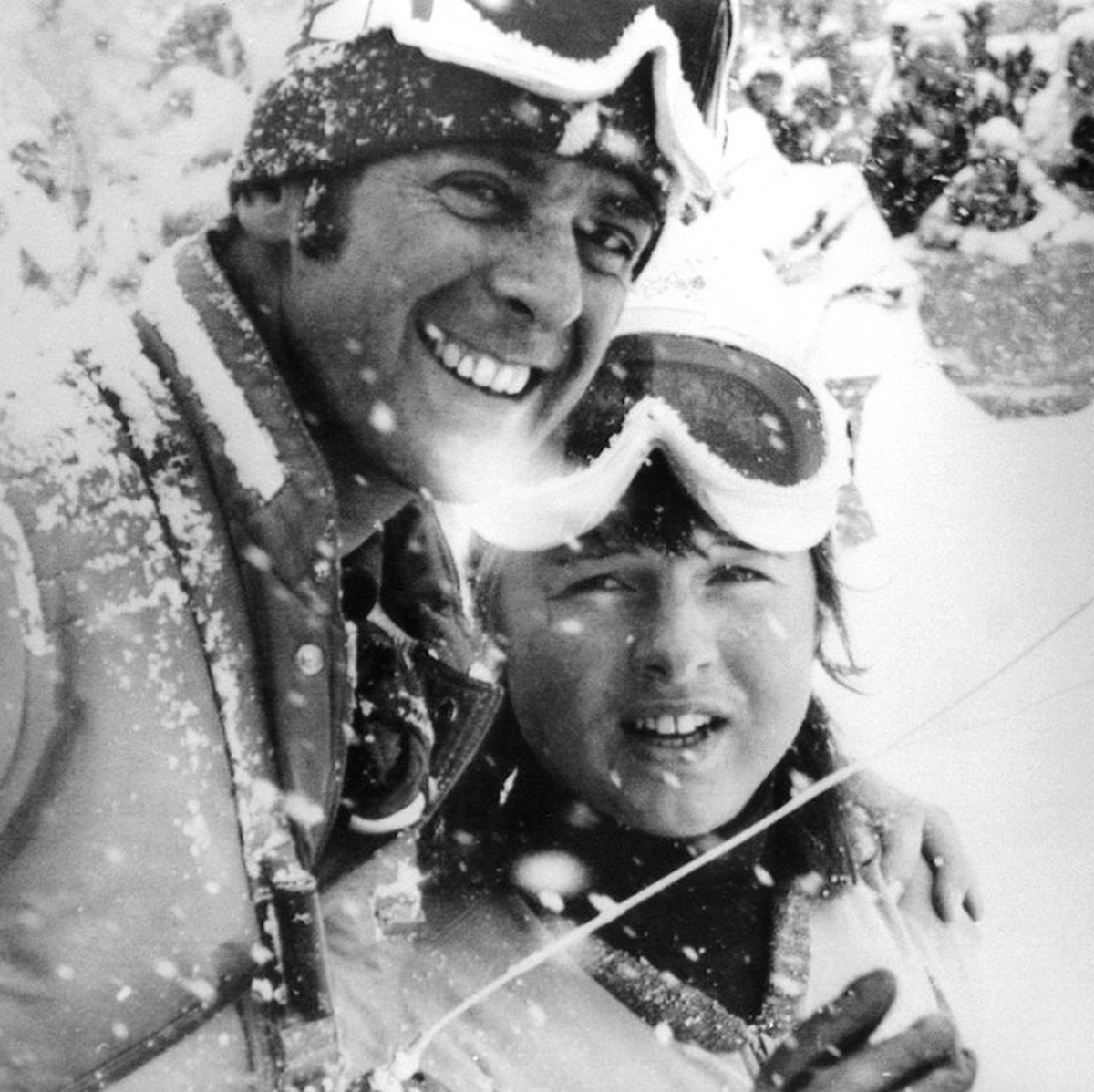 Adolf Ogi gratuliert Marie-Theres Nadig in Sapporo (Jp) 1972 zu den zwei Goldmedallien an den Olympischen Winterspielen. (KEYSTONE/Str)