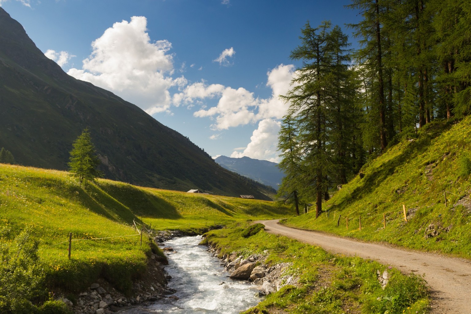 Stream, der durch das herrliche Bergtal Sertig-Dörfli fließt, in der Gemeinde Davos im Schweizer Kanton Graubünden, Schweiz