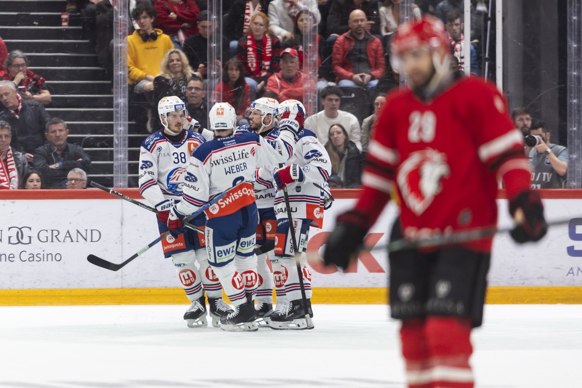 The joy of the ZSC Lions, ZSC players, during the first leg of the National League Swiss Championship final playoff game between Lausanne HC, LHC, and ZSC Lions, ZSC, at the ice stadium Vaudoise Arena ...