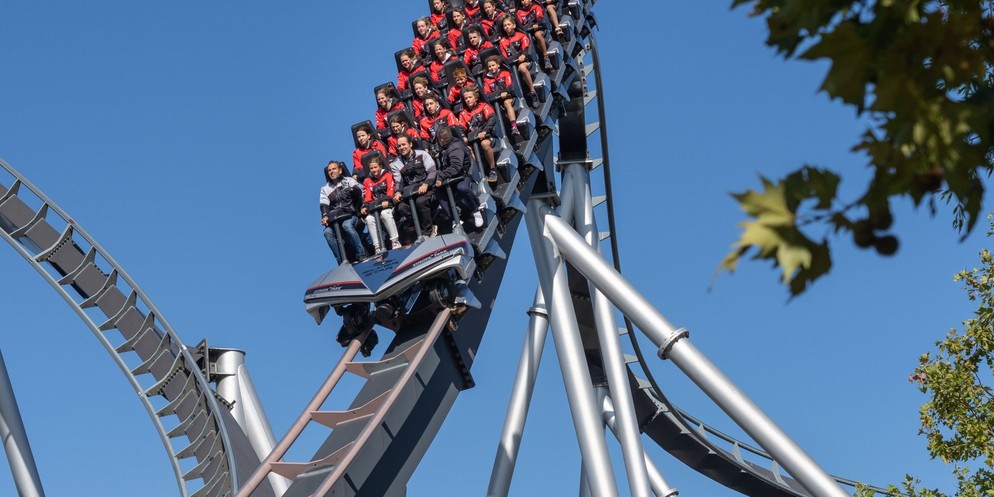 Die Juniorinnen und Junioren von Ski Valais auf der Achterbahn Silver Star im Europa-Park.