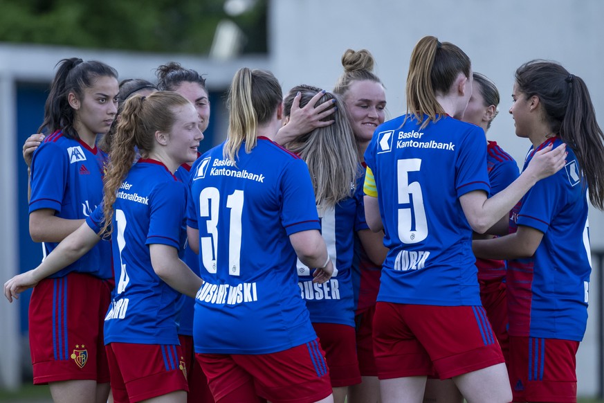 Basels Spielerinnen freuen sich nach dem 3:1 im zweiten Spiel des Fussball Playoff Viertelfinals der Women&#039;s Super League zwischen dem FC Basel 1893 und dem FC St. Gallen-Staad auf dem Nachwuchs- ...