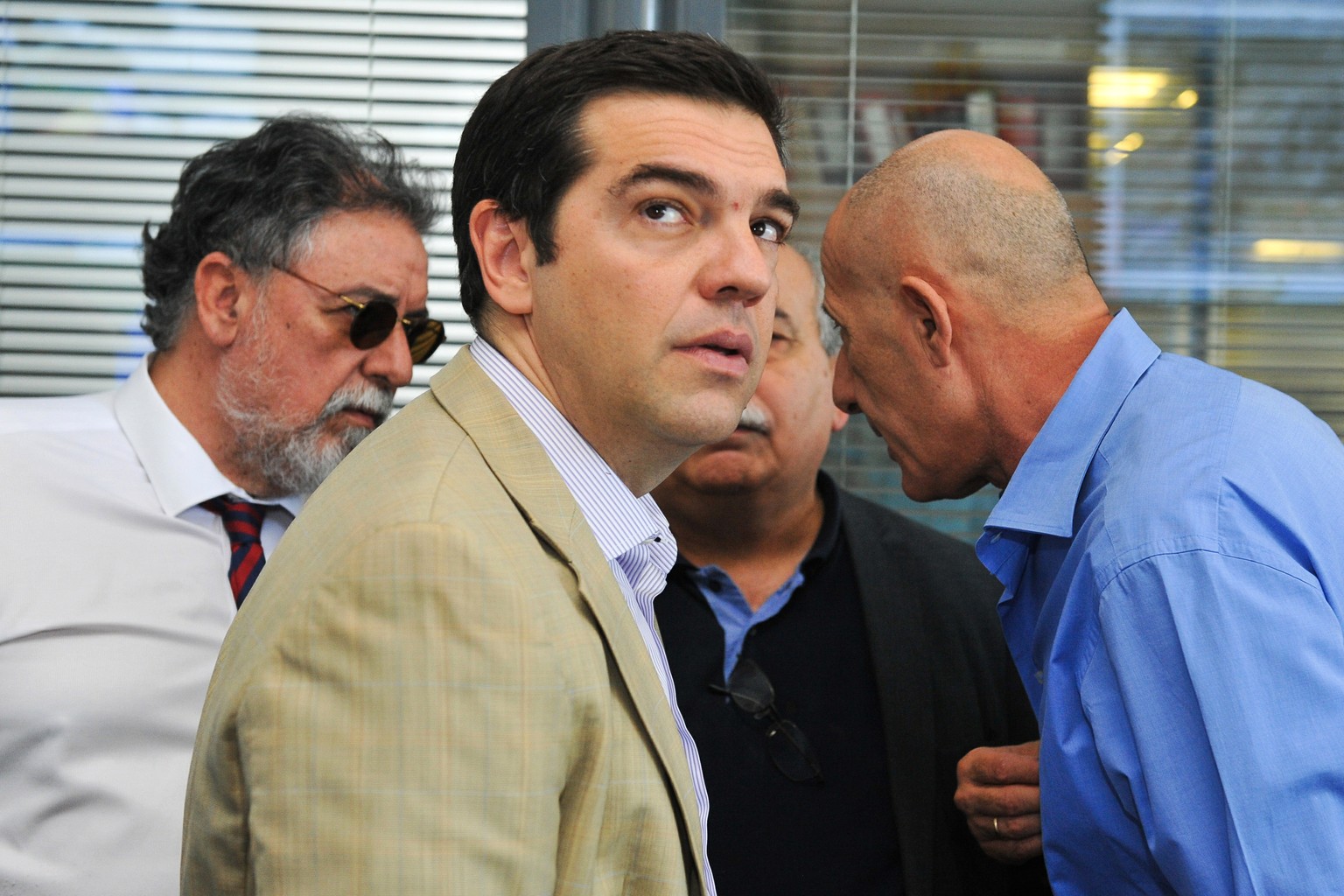 Tsipras räumt im Kabinett auf.
