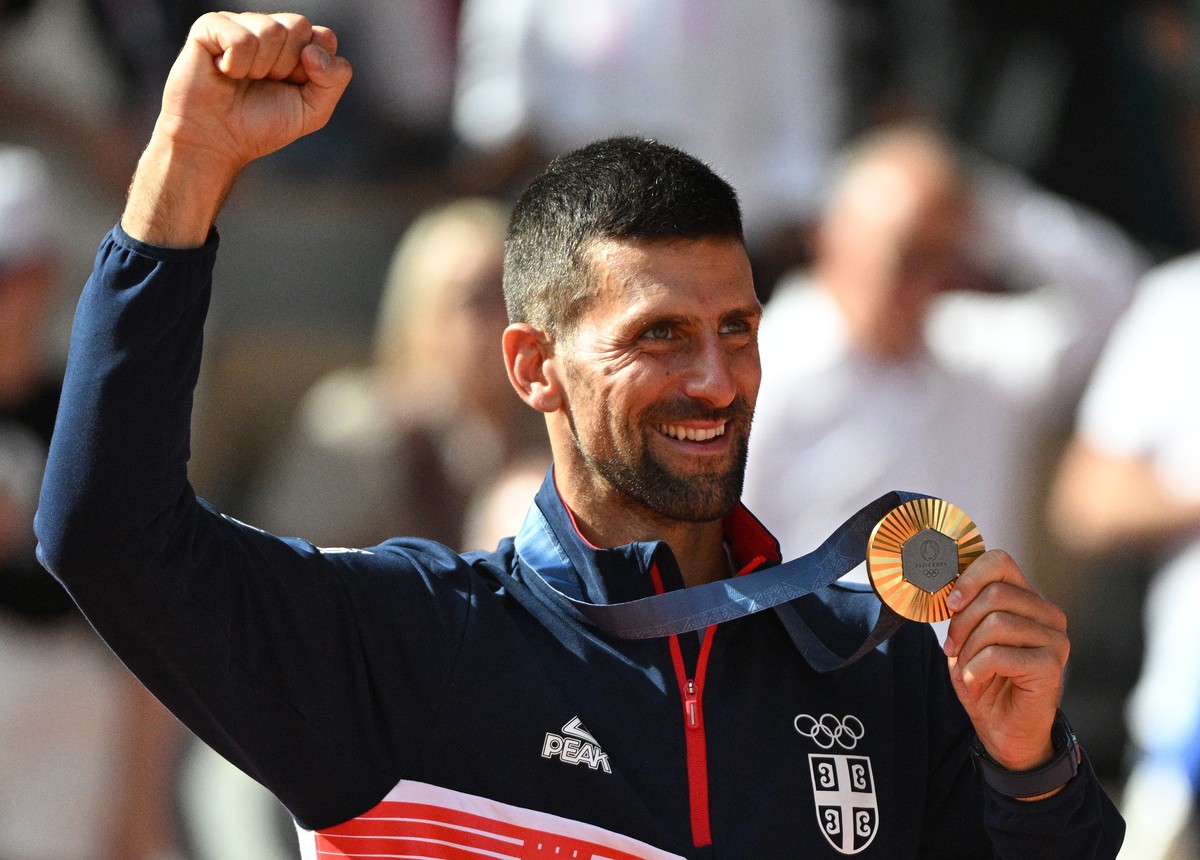 epaselect epa11525384 Gold medal winner Novak Djokovic of Serbia poses for a photo during the medal ceremony for the Men Singles of the Tennis competitions in the Paris 2024 Olympic Games, at the Rola ...