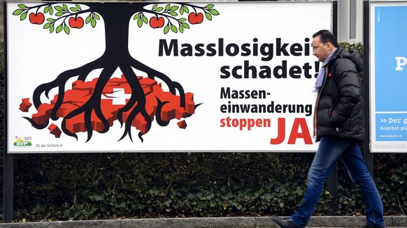 Plakat der Befuerworter der SVP-Volksinitiative &quot;gegen Masseneinwanderung&quot;, aufgenommen in Zuerich am Donnerstag, 16. Januar 2014. Die Eidgenoessische Volksinitiative kommt am 9. Februar 201 ...