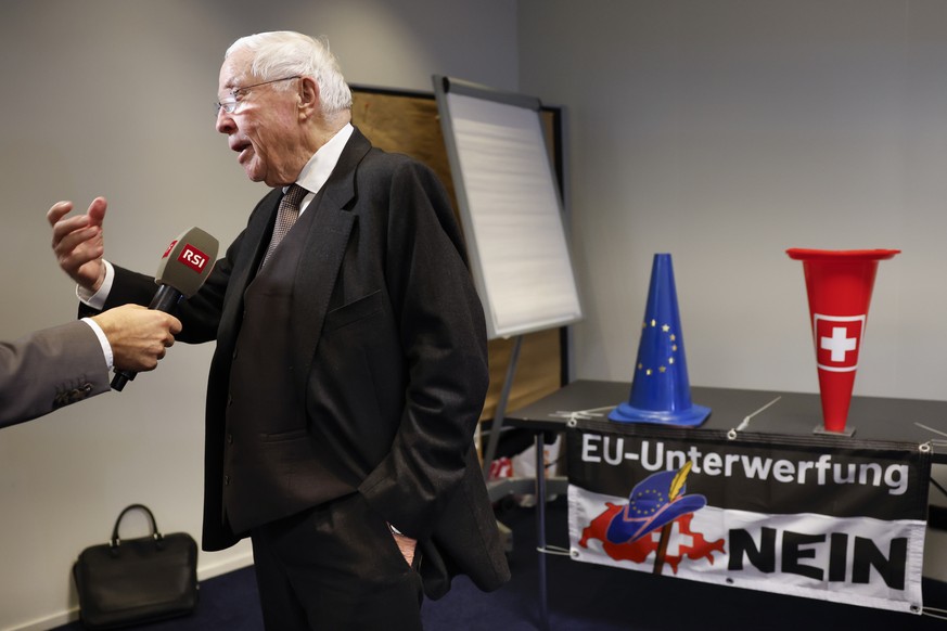 Alt-Bundesrat Christoph Blocher gibt ein Interview nach einer Medienkonferenz zur Vernehmlassung von Pro Schweiz zum EU-Vertragspaket, am Montag, 27. Oktober 2025 in Bern. (KEYSTONE/Peter Klaunzer)