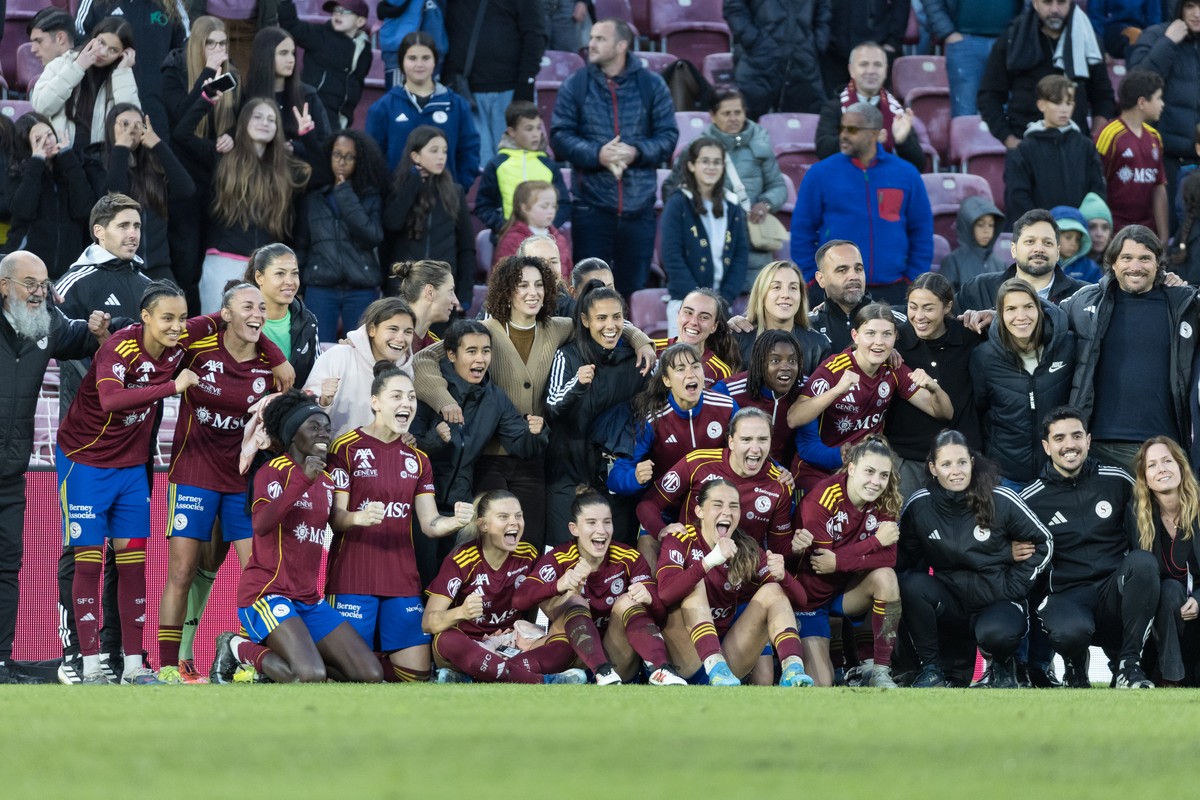Les joueuses de Servette FC Chenois Feminin celebrent la victoire de leur equipe, lors du match retour de la demi-finale des playoffs de la Womens Super League du championnat suisse de football entre ...