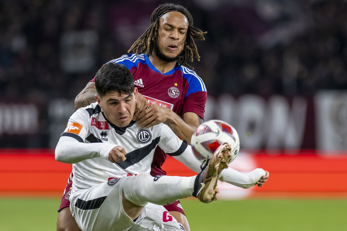 L'attaquant luganais Ignacio Aliseda, gauche, lutte pour le ballon avec le defenseur genevois Issa Kaloga, droite, lors de la rencontre de la demi-finale de football de Coupe de Suisse entre Serv ...