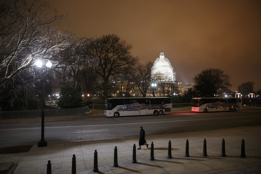 Im Kapitol in Washington tagen die zwei Kammern des US-Kongresses, der Senat und das Repräsentantenhaus. Derzeit verhüllt ein Baugerüst die Kuppel.