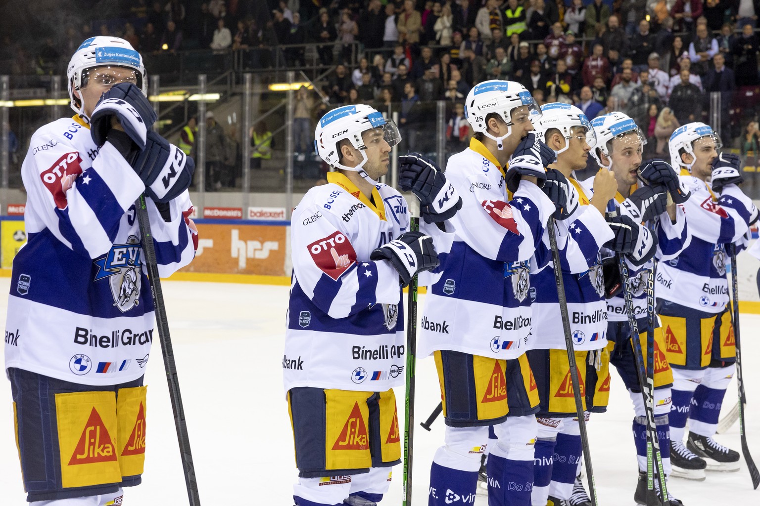 Zug&#039;s players look disappointed after losing against the team Geneve-Servette, during a National League regular season game of the Swiss Championship between Geneve-Servette HC and EV Zug, at the ...