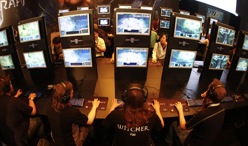 Besucher testen das damals neue «Starcraft 2» an der Games Convention.