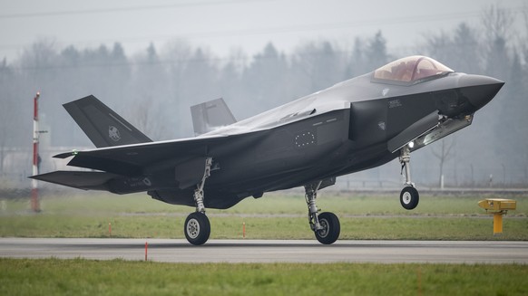 ARCHIVBILD ZUR MELDUNG, DASS DAS KAMPFJET-VOTUM IM MAERZ 2023 NICHT MOEGLICH SEIN WIRD, AM MITTWOCH, 24. AUGUST 2022 - Ein F-35A Kampfflugzeug fuer die Schweizer Armee landet auf dem Militaerflugplatz ...