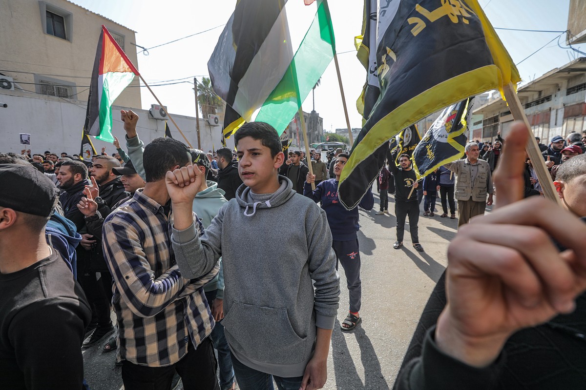 epa10434281 Palestinians attend a protest in Jenin camp after nine Palestinians died during a raid by Israeli forces in the West Bank, in Gaza City, 27 January 2023. EPA/MOHAMMED SABER