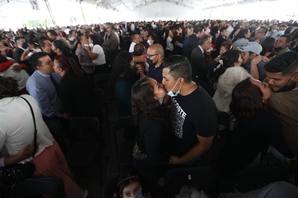 epa09757091 Couples get married during a collective wedding, on the esplanade of the Municipal Palace of Nezahualcoyotl, State of Mexico, Mexico, 14 February 2022. Despite the pandemic and the presenc ...