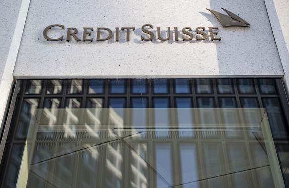 ARCHIVBILD ZUM ERGEBNIS DER CREDIT SUISSE --- Ein Logo der CS anlaesslich einer Medienkonferenz der Credit Suisse zur lancierung ihres neuen digitalen Angebotes und zukunftweisendes Geschaeftsstellenk ...