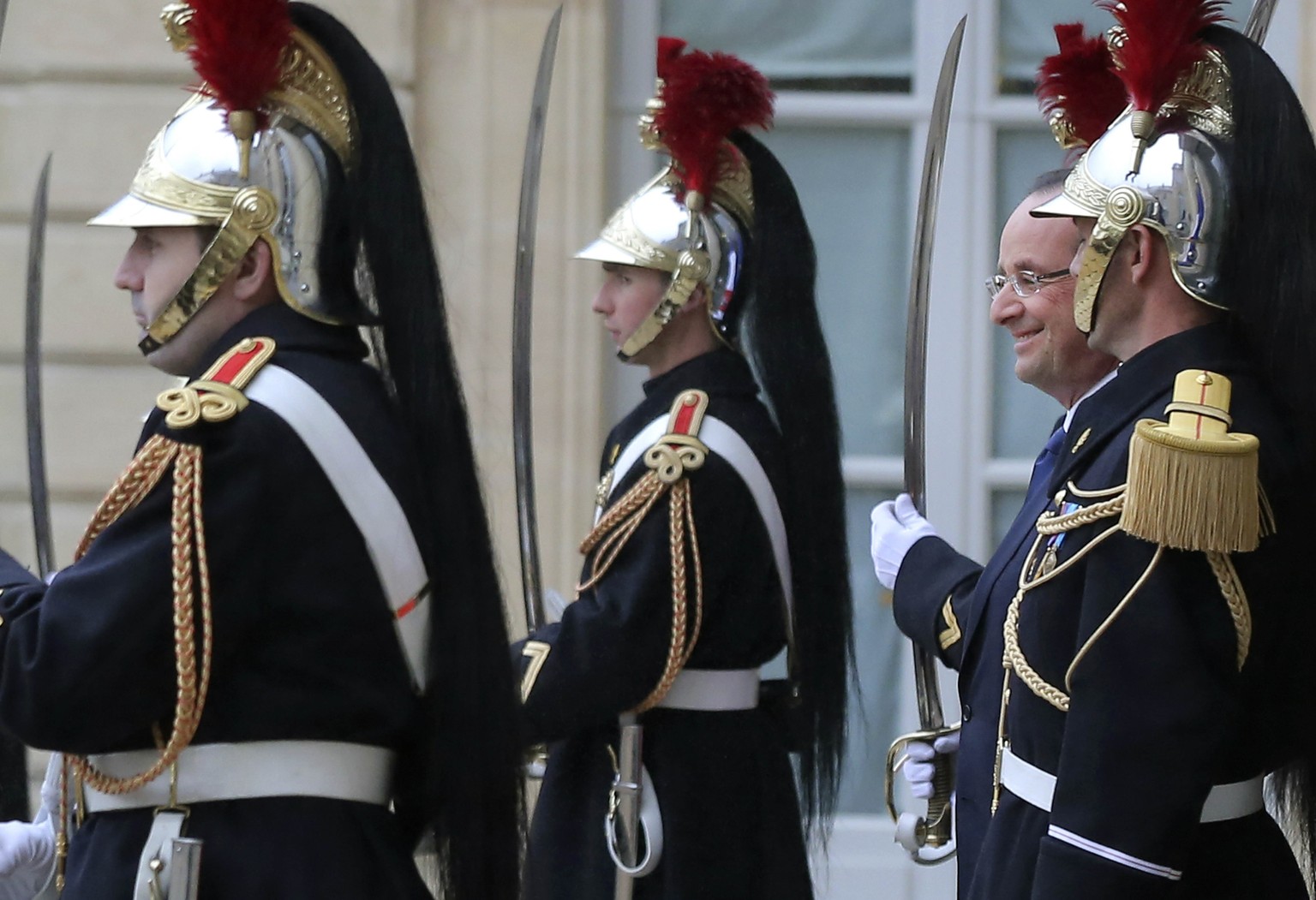 Das preisgekrönte Bild: Präsident François Hollande als wäre er ein Gardesoldat.