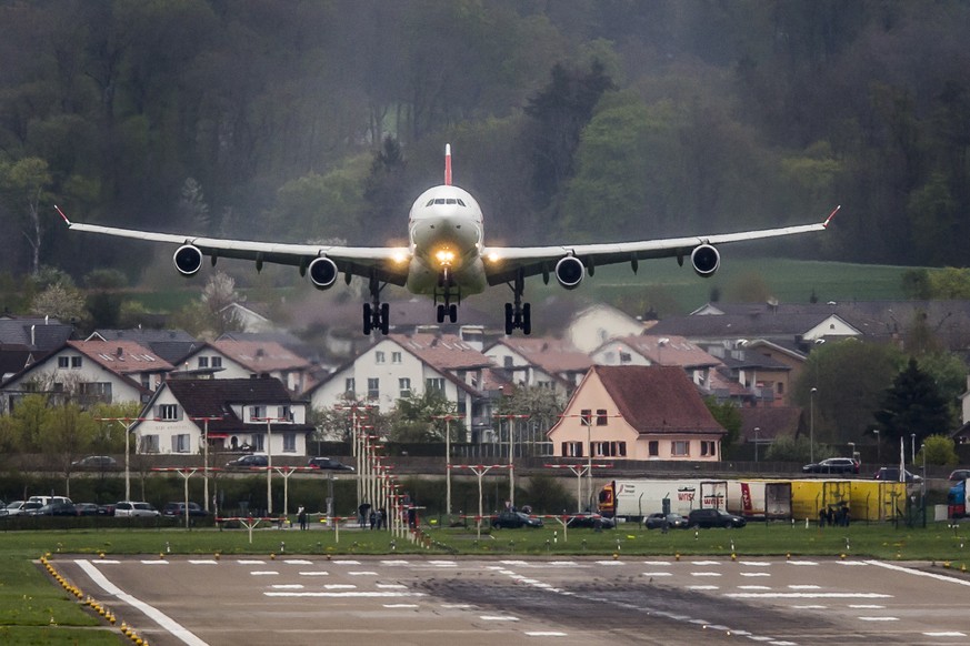 ARCHIVBILD ZUM OFFENEN BRIEF DER KOALITION LUFTVERKEHR, UMWELT UND GESUNDHEIT (KLUG), FLUGTICKETS MIT EINER UMWELT-ABGABE ZU VERSEHEN UND NACHTZUEGE ZU FOEDERN, AM MONTAG, 9. APRIL 2018 - Ein Airbus 3 ...