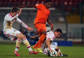 Schottlands U17 muss im Halbfinal der EM gegen Holland untendurch.