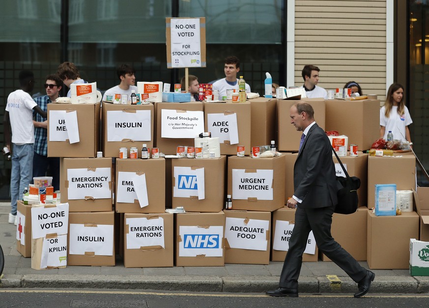 Erste Proteste: Medikamente und Spenderblut könnte in Grossbritannien knapp werden.