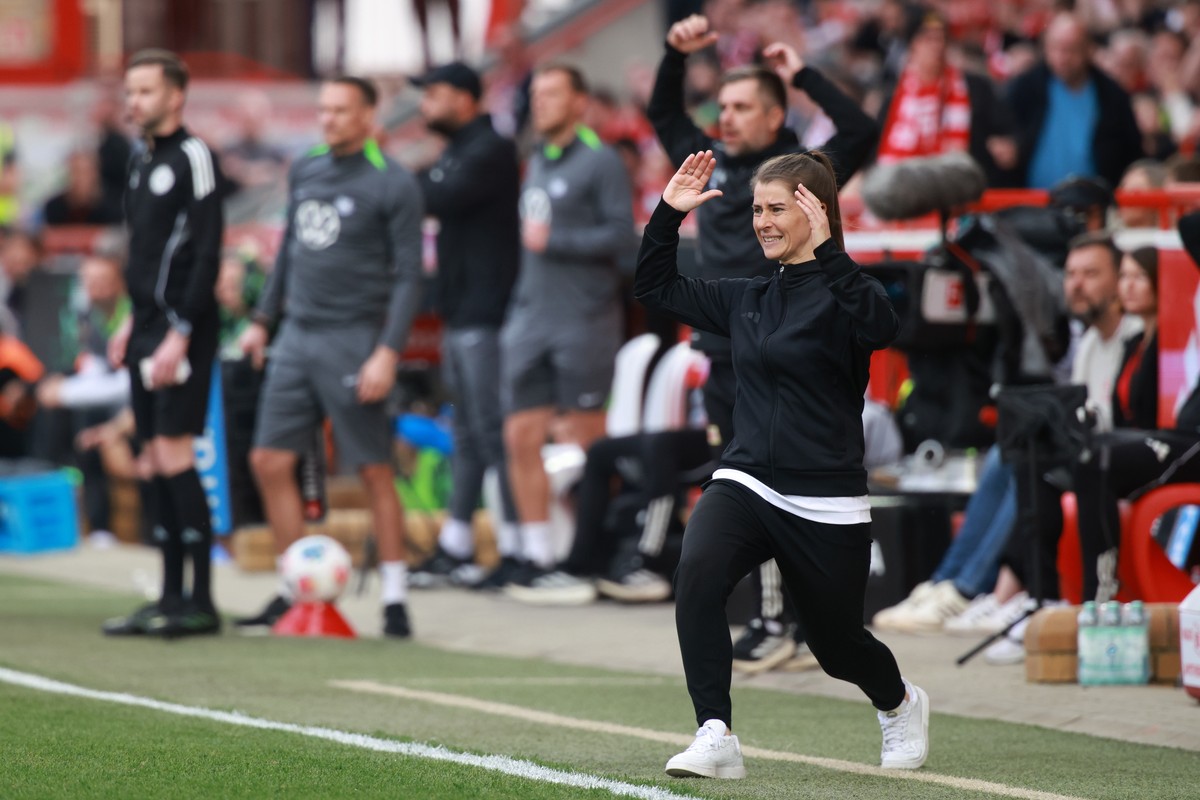 epa12898484 Unions new head coach Marie-Louise Eta reacts during the Bundesliga soccer match 1. FC Union Berlin and VfL Wolfsburg in Berlin, Germany, 18 April 2026. EPA/CLEMENS BILAN