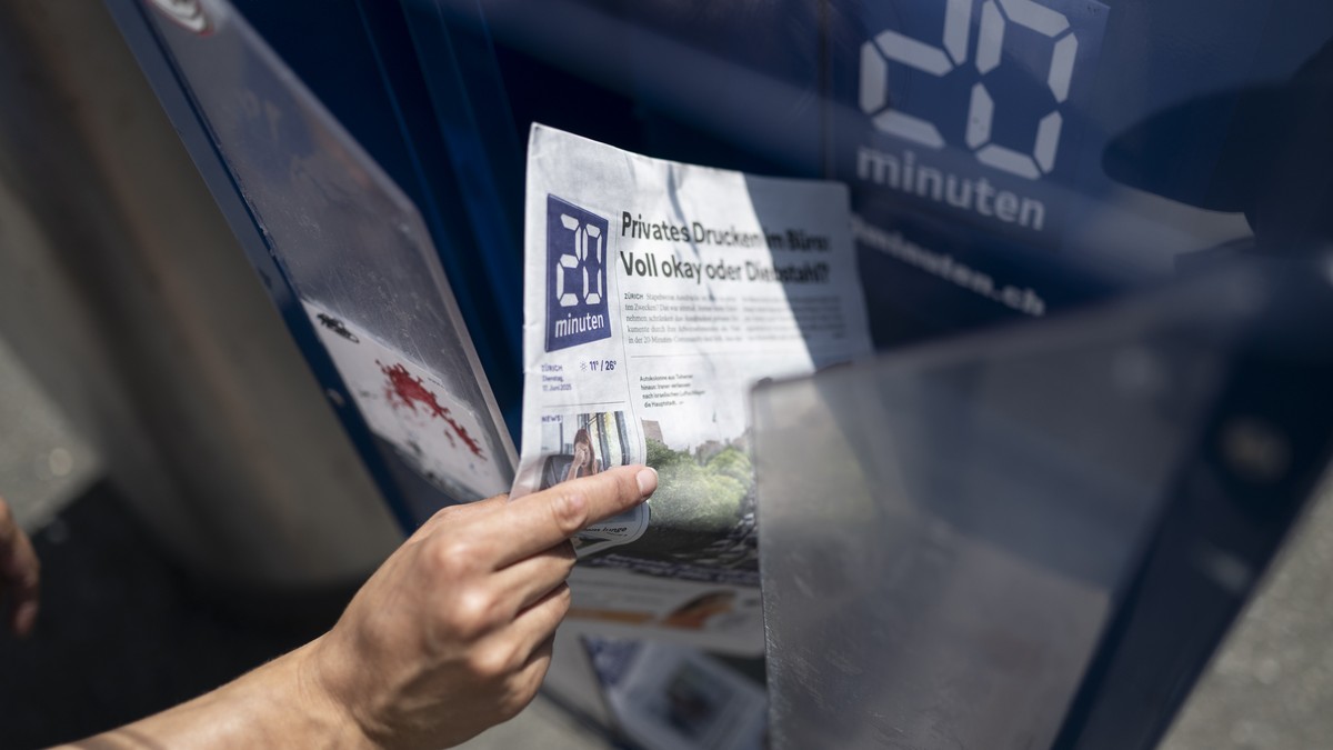 Eine Frau greift die Printausgaben der Pendlerzeitung 20 Minuten, am Dienstag, 17. Juni 2025, in Zuerich. Wie der Herausgeber TX-Group heute informiert wird die Printausgabe von 20 Minuten per Ende 20 ...