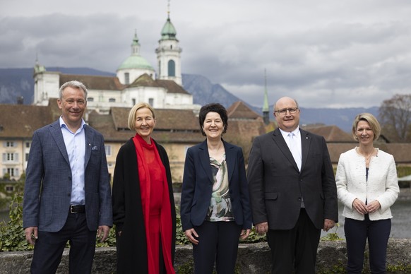 Der neu gewaehlte Solothurner Regierungsrat mit Mathias Stricker, SP, Susanne Schaffner, SP, Sandra Kolly-Altermatt, Mitte, Peter Hodel, FDP, und Sibylle Jeker-Fluri, SVP, von links, posieren nach dem ...