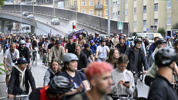 Teilnehmerinnen und Teilnehmer am Critical Mass in Zuerich am Freitag, 28. Juli 2023. (KEYSTONE/Walter Bieri)