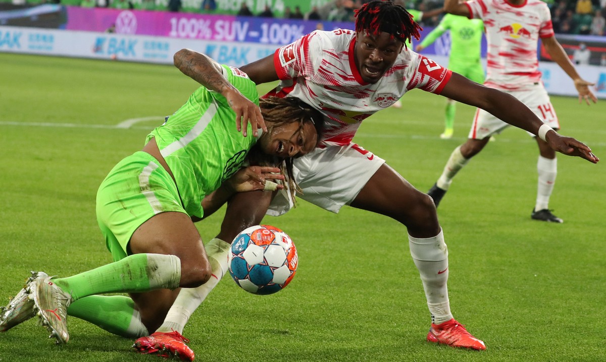 epa09435674 Wolfsburg's Kevin Mbabu (L) in action against Leipzig's Mohamed Simakan (R) during the German Bundesliga soccer match between VfL Wolfsburg and RB Leipzig in Wolfsburg, Germany,  ...