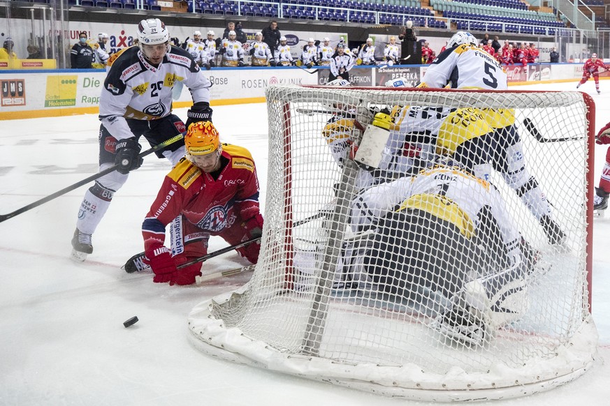 Ambris Michael Fora, links, im Spiel gegen Rapperswils Top Scorer Roman Cervenka, rechts, im Eishockey Spiel der National League zwischen den SC Rapperswil-Jona Lakers und dem HC Ambri-Piotta am Samst ...