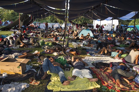 epa07136081 Members of the caravan of Central American migrants rest, in the municipality of Matias Romero, state of Oaxaca, Mexico, 01 November 2018. The first caravan of Central American migrants tr ...