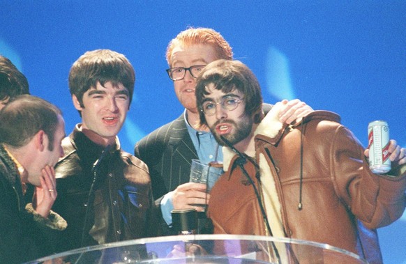 Left: NOEL GALLAGHER Right: LIAM GALLAGHER Members of the British Pop Group Oasis With other band members Seen at the 1996 Brit Awards. COMPULSORY CREDIT: UPPA/Photoshot Photo UIW 011039/J-32 19.02.19 ...