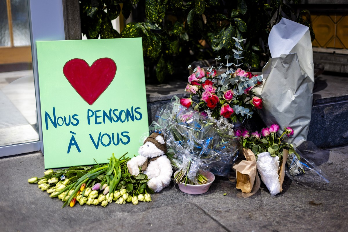 epa12633268 Flowers and a placard with a heart reading 'We are thinking of you' are placed at the entrance of University Hospital Zurich (USZ) for the victims of the Crans-Montana fire, in Z ...