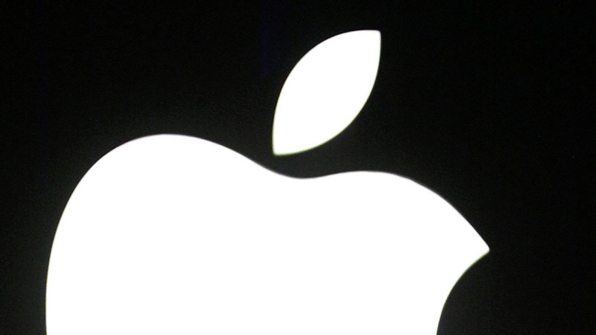 epa05514932 (FILE) A file picture dated 28 June 2004 shows Apple Computer's CEO Steve Jobs standing off stage watching guests demonstrate new applications for Mac's OSX, during his keynote a ...