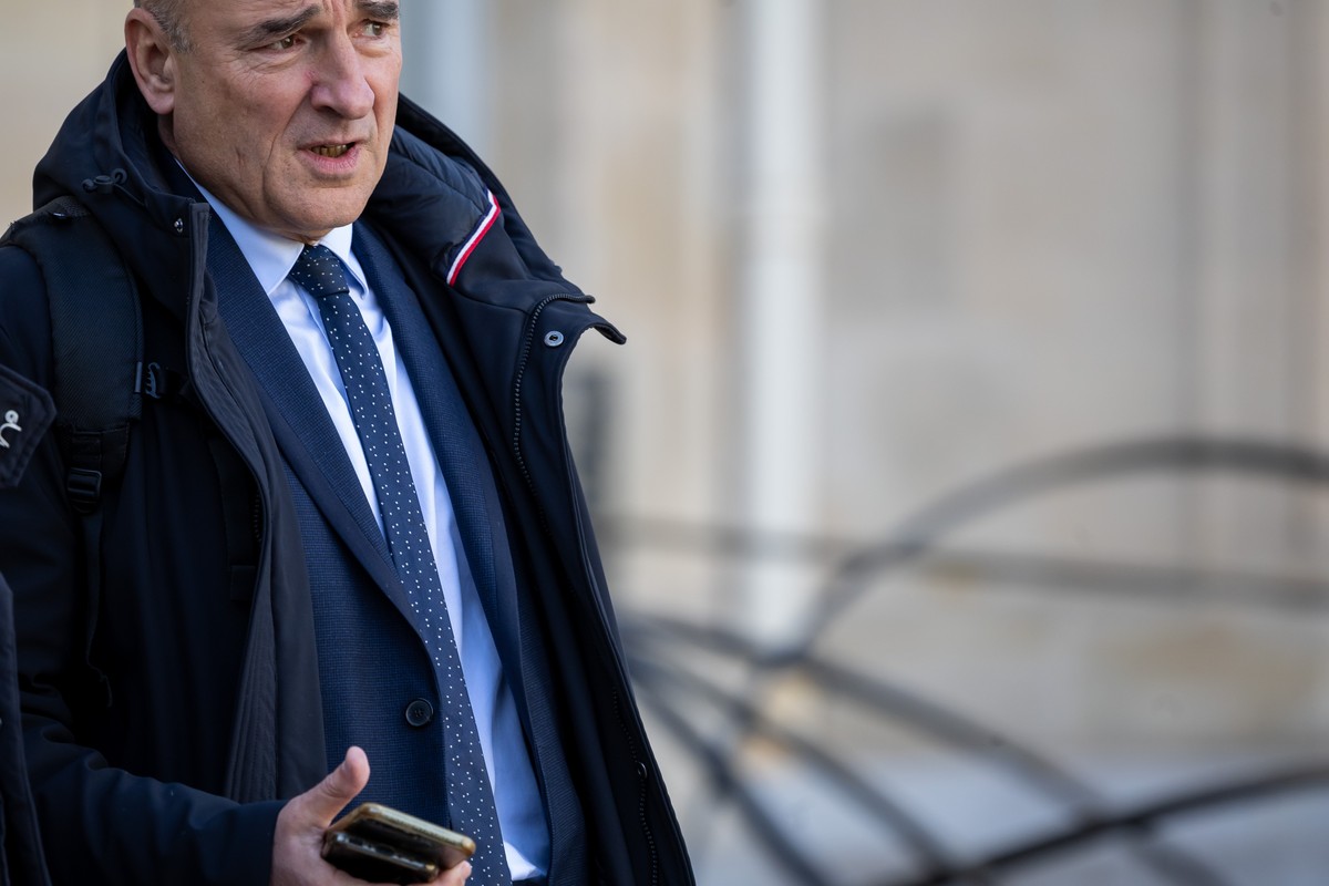 epa12533136 Marseille prosecutor Nicolas Bessone leaves after a high-level summit at the Elysee Palace in Paris, 18 November 2025. President Macron convened the summit to address increasing concerns o ...