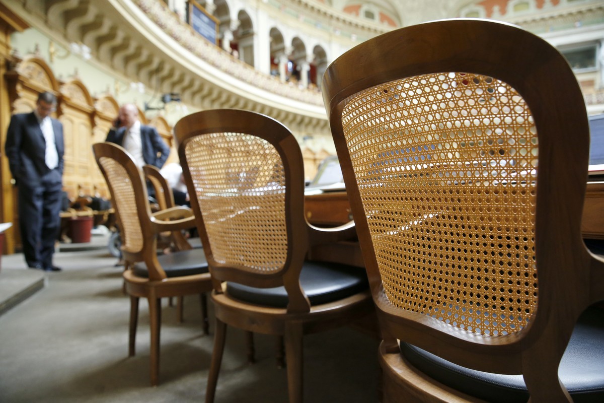 Leere Stuehle von Nationalraeten stehen im Saal, am Dienstag, 8. September 2015, waehrend der Herbstsession der Eidgenoessischen Raete in Bern. (KEYSTONE/Peter Klaunzer)