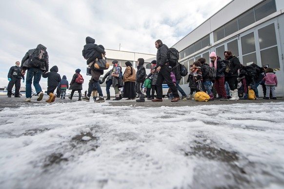 Flüchtlinge in Passau auf dem Weg zum Bahnhof: Auch in Deutschland müssen Flüchtlinge ihr Vermögen abgeben, um damit einen Beitrag zu den Kosten zu leisten.