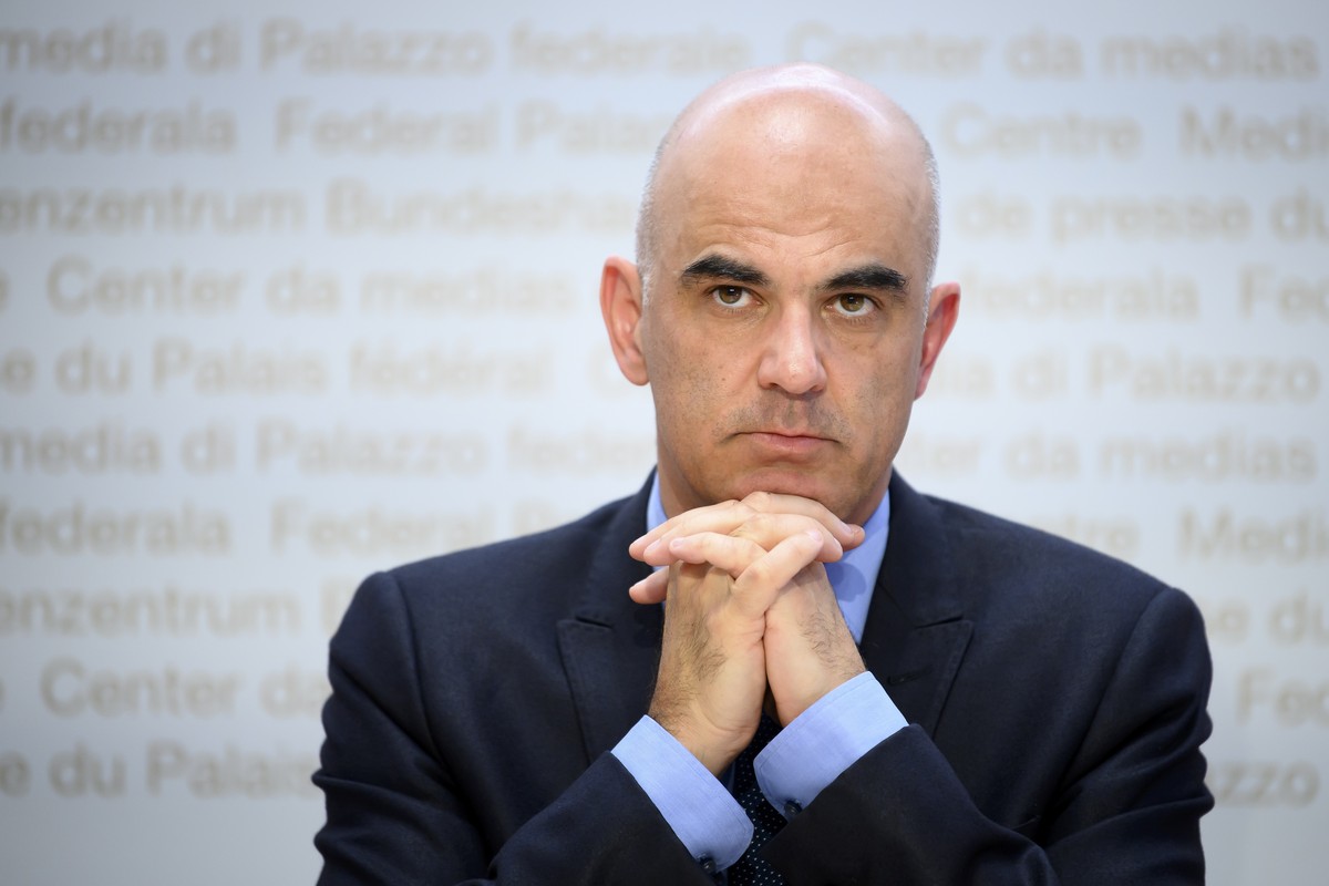 Bundesrat Alain Berset hoert eine frage an einer Medienkonferenz ueber die neusten Entscheide des Bundesrates zur Coronavirus-Pandemie, am Freitag, 1. Oktober 2021, im Medienzentrum Bundeshaus in Bern ...
