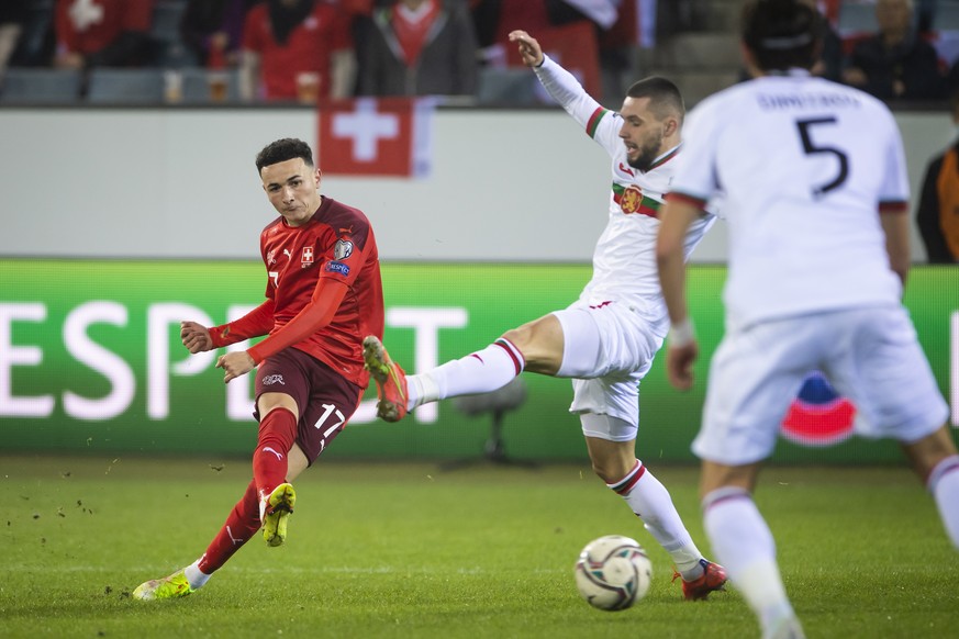 epa09583908 Switzerland's Ruben Vargas (L) in action against Bulgaria's Kristian Dimitrov (2-R) during the FIFA World Cup 2022 group C qualifying soccer match between Switzerland and Bulgari ...