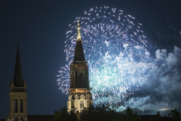 Feuerwerk ueber dem Berner Muenster, am Sonntag, 2. August 2015 in Bern. Das traditionelle 1. August-Feuerwerk wurde wegen schlechter Sicht auf den 2. August verschoben. (KEYSTONE/Peter Klaunzer)