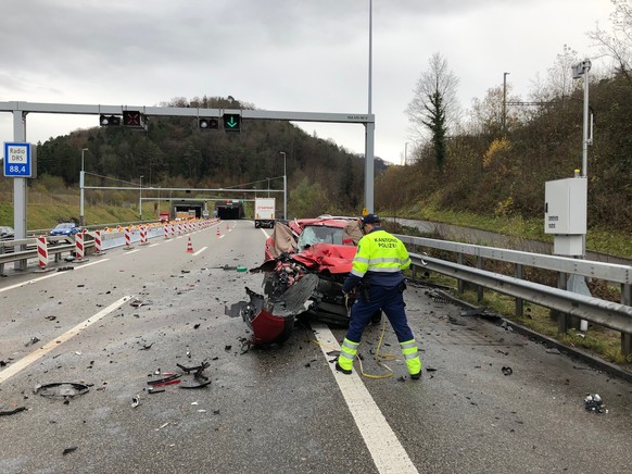HANDOUT --- Auf der A3 bei Effingen prallte am Mittwoch, 27. November 2019, ein Automobilist mit massiver Wucht ins Heck eines anderen Wagens. Dieser wurde nach vorne gegen einen Lastwagen geschoben u ...