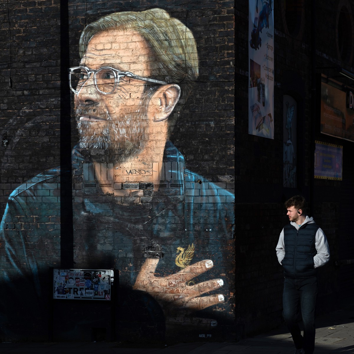 epaselect epa11105683 A person walks past a mural of Liverpool manager Jurgen Klopp in Liverpool, Britain, 26 January 2024. Klopp on 26 January 2024 announced that he will leave Liverpool FC at the en ...