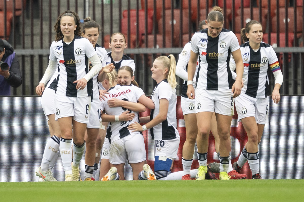 Zuerichs Chiara Fabienne Buecher jubelt nach ihrem Tor im Fussball AXA Women